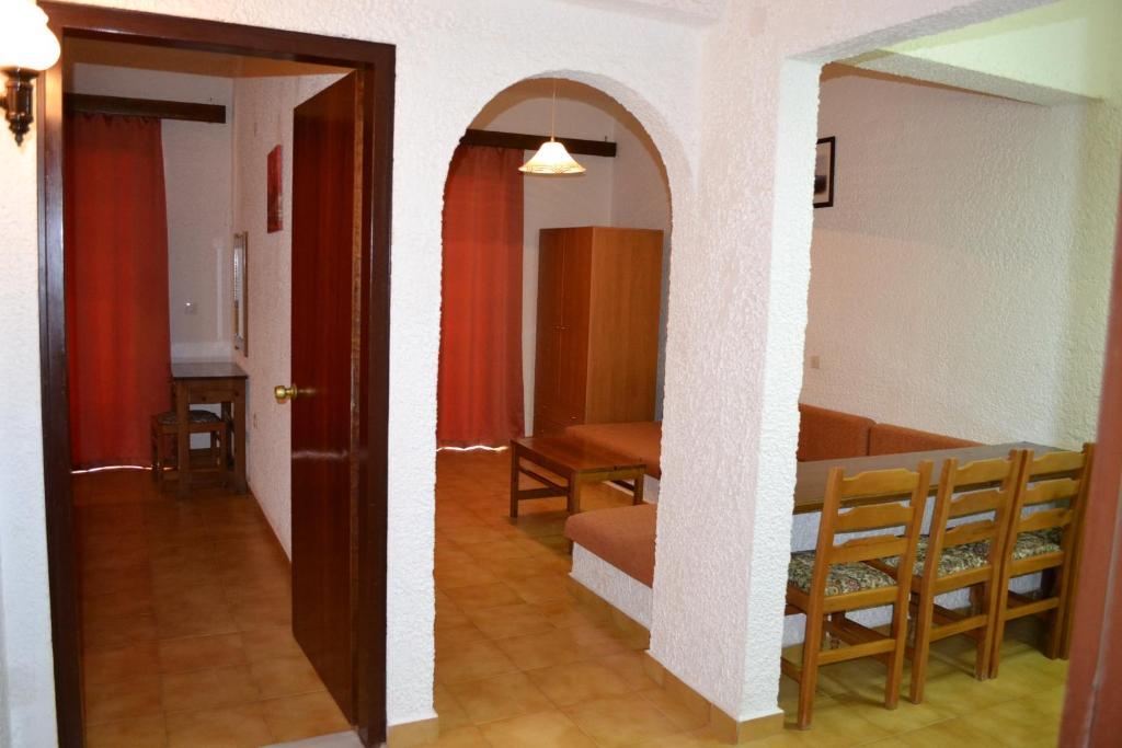 Karavos Hotel Apartments Archangelos  Zimmer foto